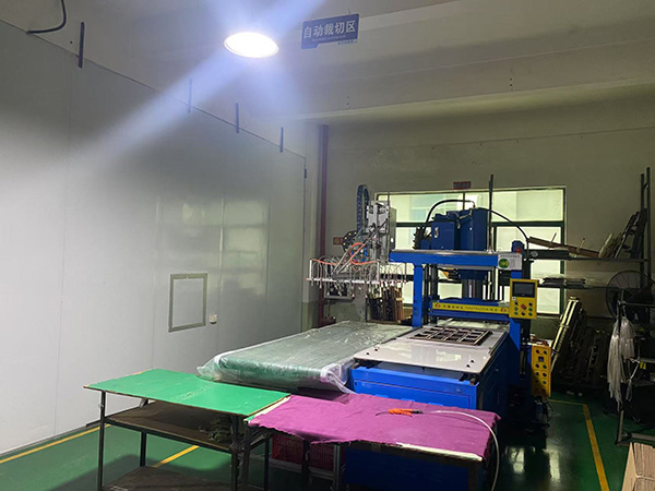 吸塑全自动裁切机